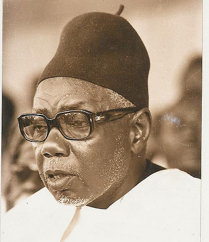 El Hadj Abdou Aziz Sy (1904-14 septembre 1997), appelé aussi Cheikh El Hadj Abdou Aziz Sy Dabakh, fut le troisième khalife de la confrérie musulmane soufie tidjane du Sénégal, de 1957 à 1997. Fils de El Hadj Malick Sy, pionnier du tidjanisme au Sénégal, et de Sokhna Safiyatou Niang, Abdou Aziz Sy est né en 1904 à Tivaouane.